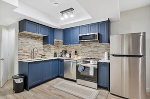 Frigorifero, microonde, forno, piano cottura