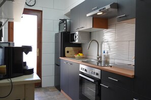 Kylskåp, mikrovågsugn, ugn och kaffe- och tebryggare