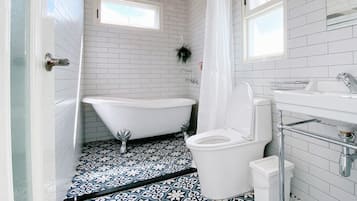Elite Double Room | Bathroom | Hair dryer, towels, soap, shampoo