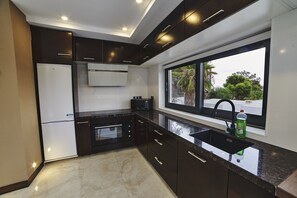 Réfrigérateur, four à micro-ondes, un four, lave-vaisselle