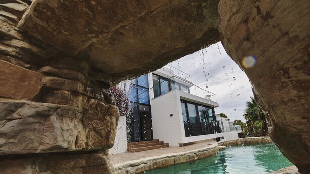 A modern house with a pool, surrounded by large rocks and a clear sky. - WELCS VILLA MODERNA 097 EMP con piscina (Llança)