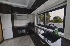 Frigorífico, microondas, horno y lavavajillas