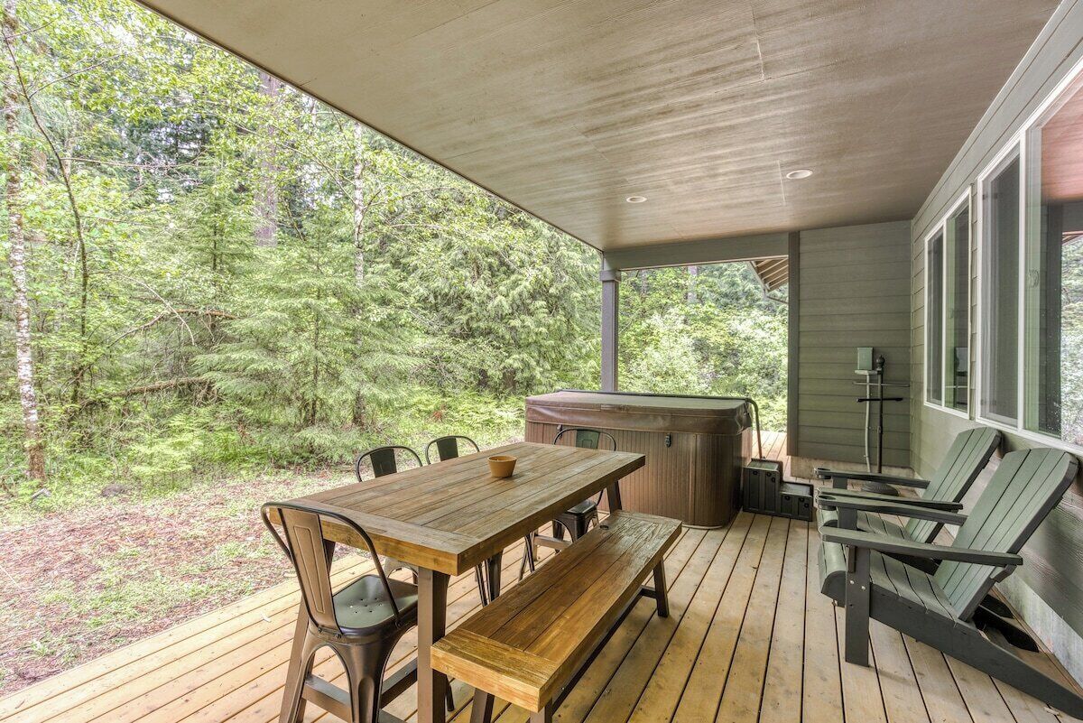 Bear Hug Hideaway - Cozy hot tub retreat