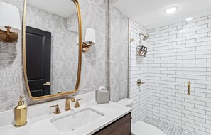 Dusche, Haartrockner, Handtücher, Seife