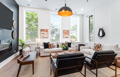 New! Stylish Bourbon 3 bed, 2 bath suite. Downtown, Bourbon Trail, Yum Center