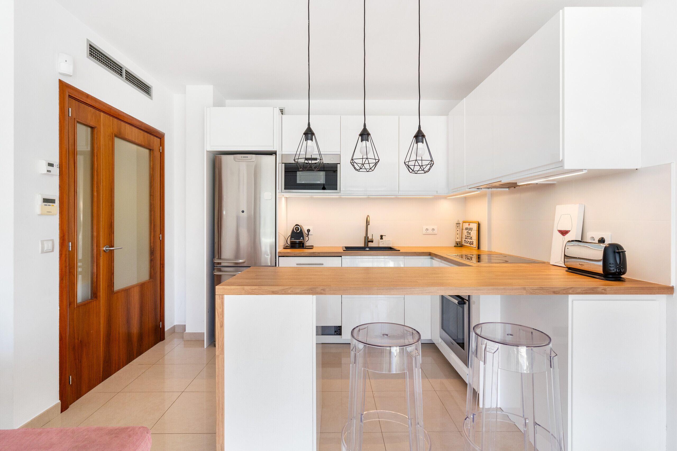 Een koelkast, een microgolfoven, een oven, een vaatwasser