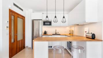 Een koelkast, een microgolfoven, een oven, een vaatwasser