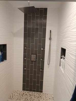 Bañera de hidromasaje, secador de pelo, toallas y jabón
