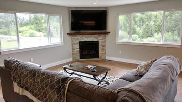 Smart TV, fireplace, DVD player