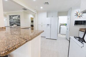 Refrigerador, microondas, horno y parrilla de estufa 