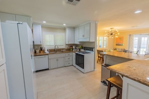 Refrigerador, microondas, horno, placa de cocina