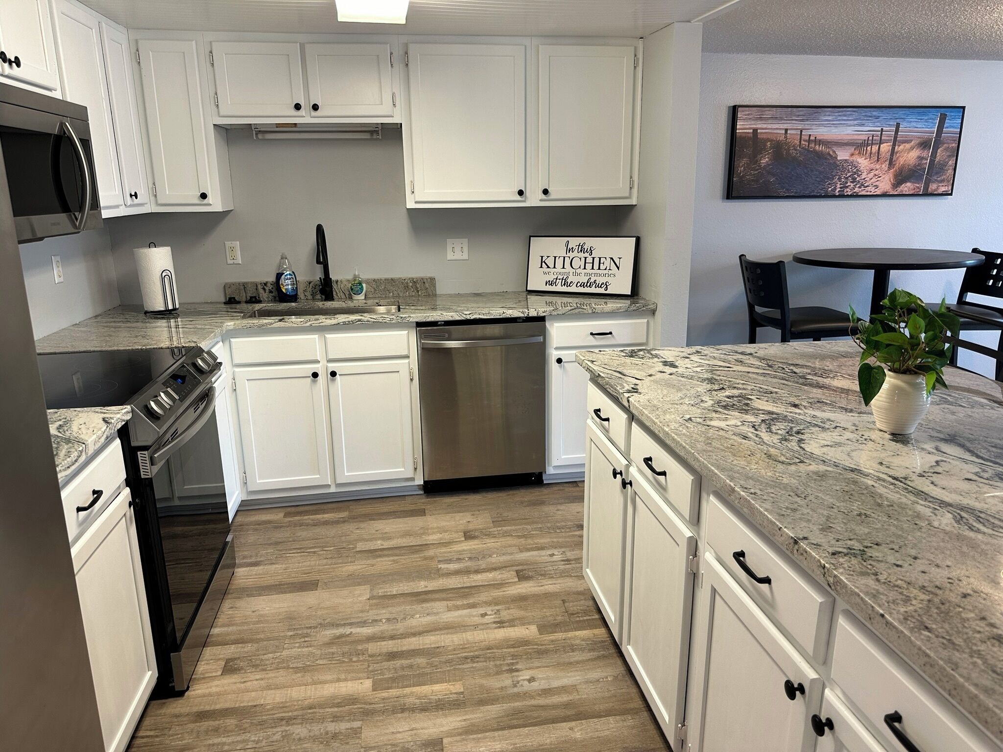 Spacious Townhouse. Only 7 Miles to Beach!