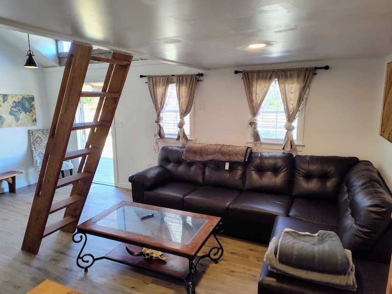 One Bedroom Cabin With An Extra Loft Sleeping Space Minutes From The Frio River! - Texas