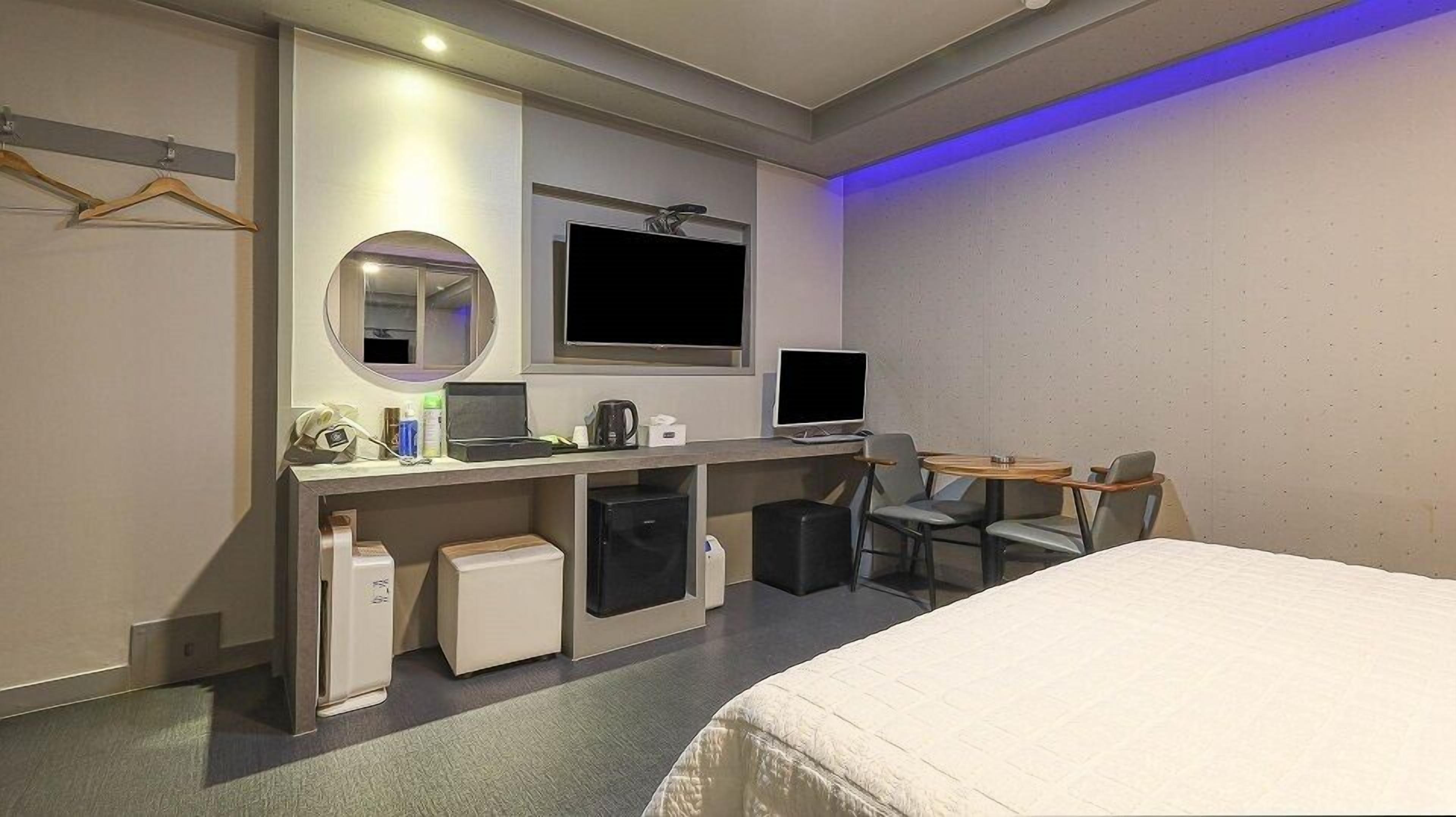 Business Double Room, Smoking, City View | Living area | 65-inch flat-screen TV with cable channels, Netflix, streaming services