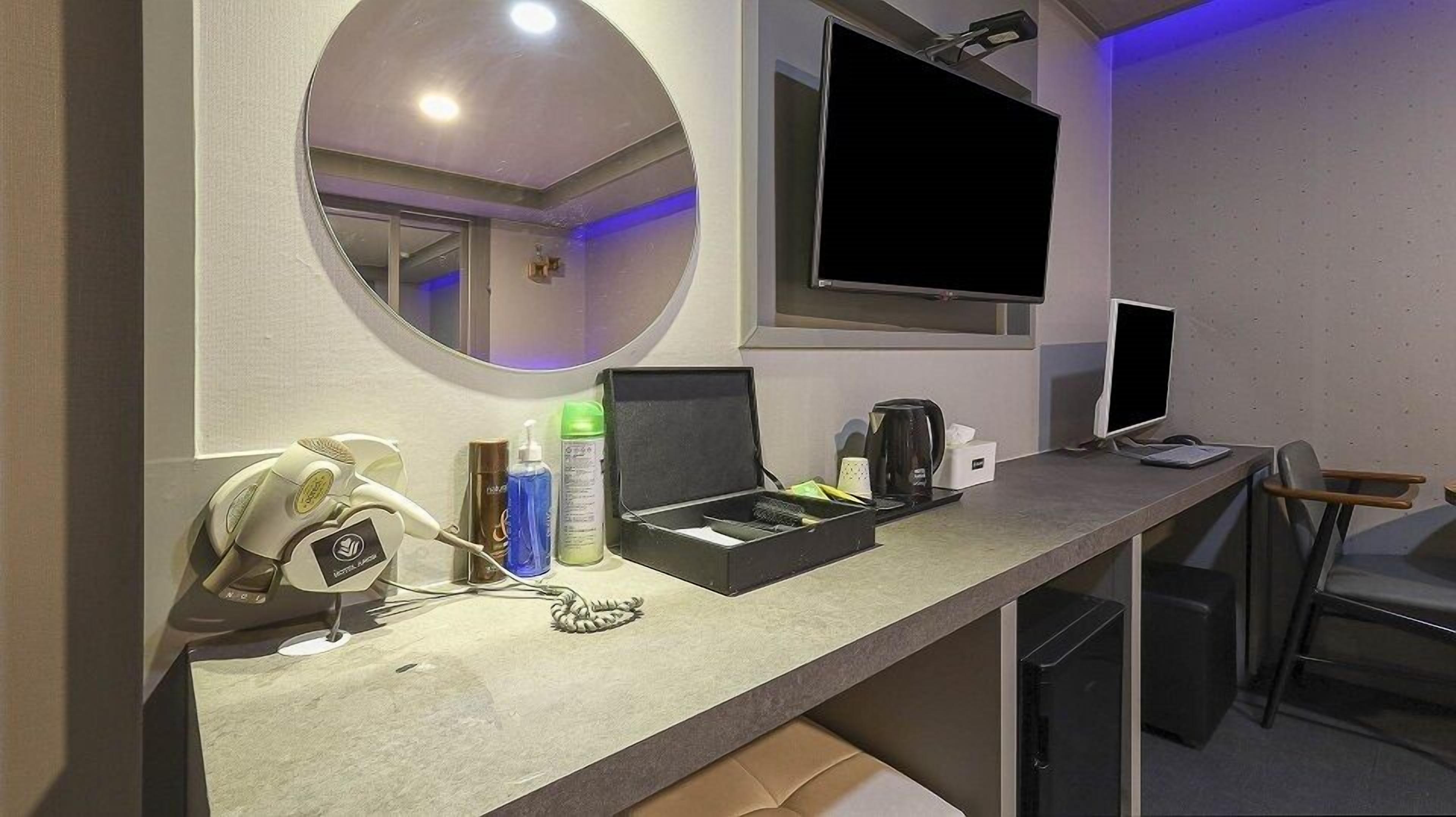 Business Double Room, Smoking, City View | Living area | 65-inch flat-screen TV with cable channels, Netflix, streaming services