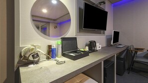 Business dubbelrum - rökare - utsikt mot staden | Vardagsrum | 65-tums platt-tv med kabelkanaler, Netflix och streamingtjänster