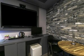Deluxe Double Room | Living area | 65-inch flat-screen TV with cable channels, Netflix, streaming services - AmorHotelgimhae (Gimhae)
