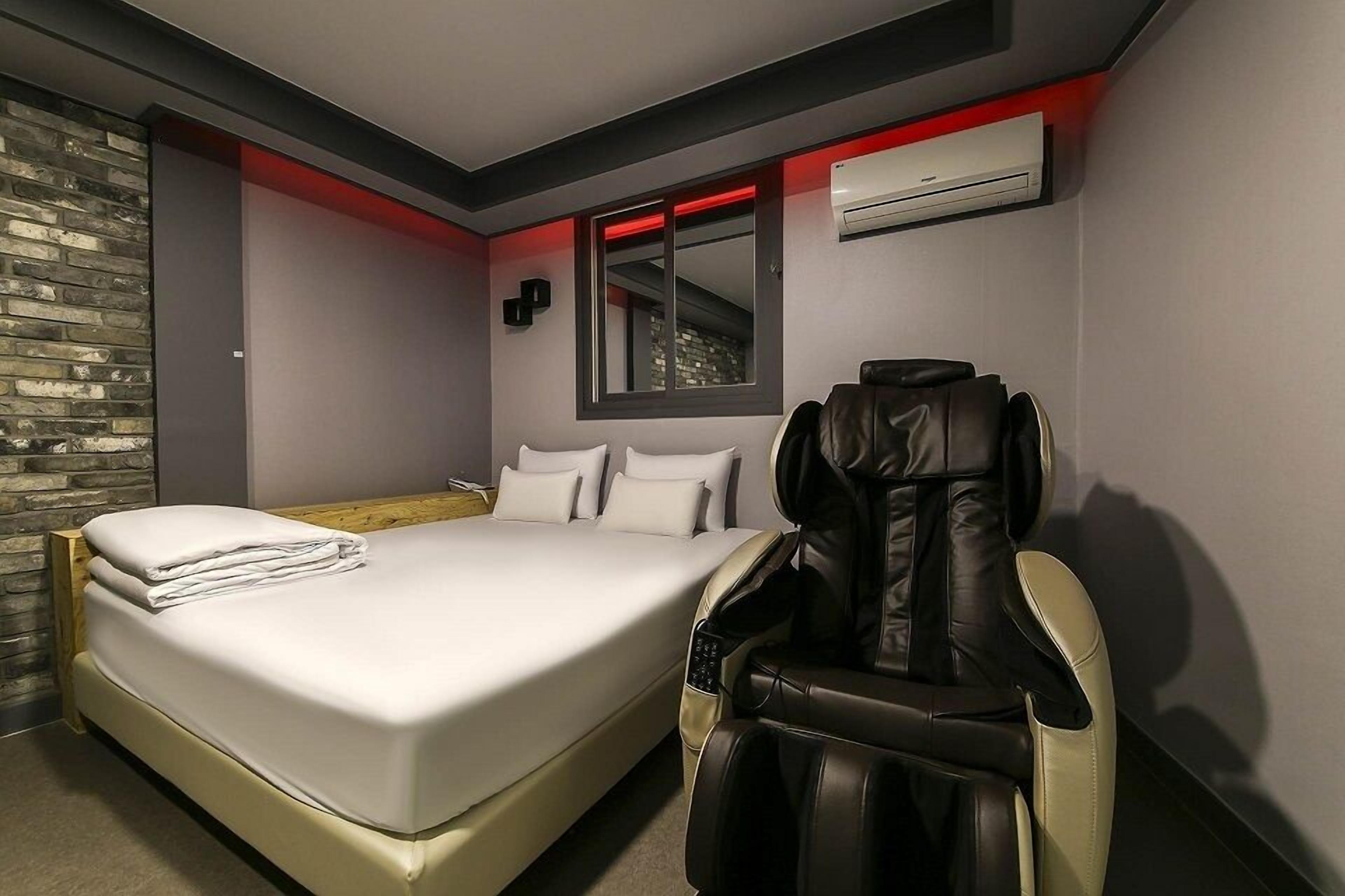 Chambre Double Premium | Coin séjour | Télévision à écran plat de 65 pouces avec chaînes par câble, Netflix