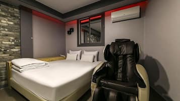 Chambre Double Premium | Coin séjour | Télévision à écran plat de 65 pouces avec chaînes par câble, Netflix