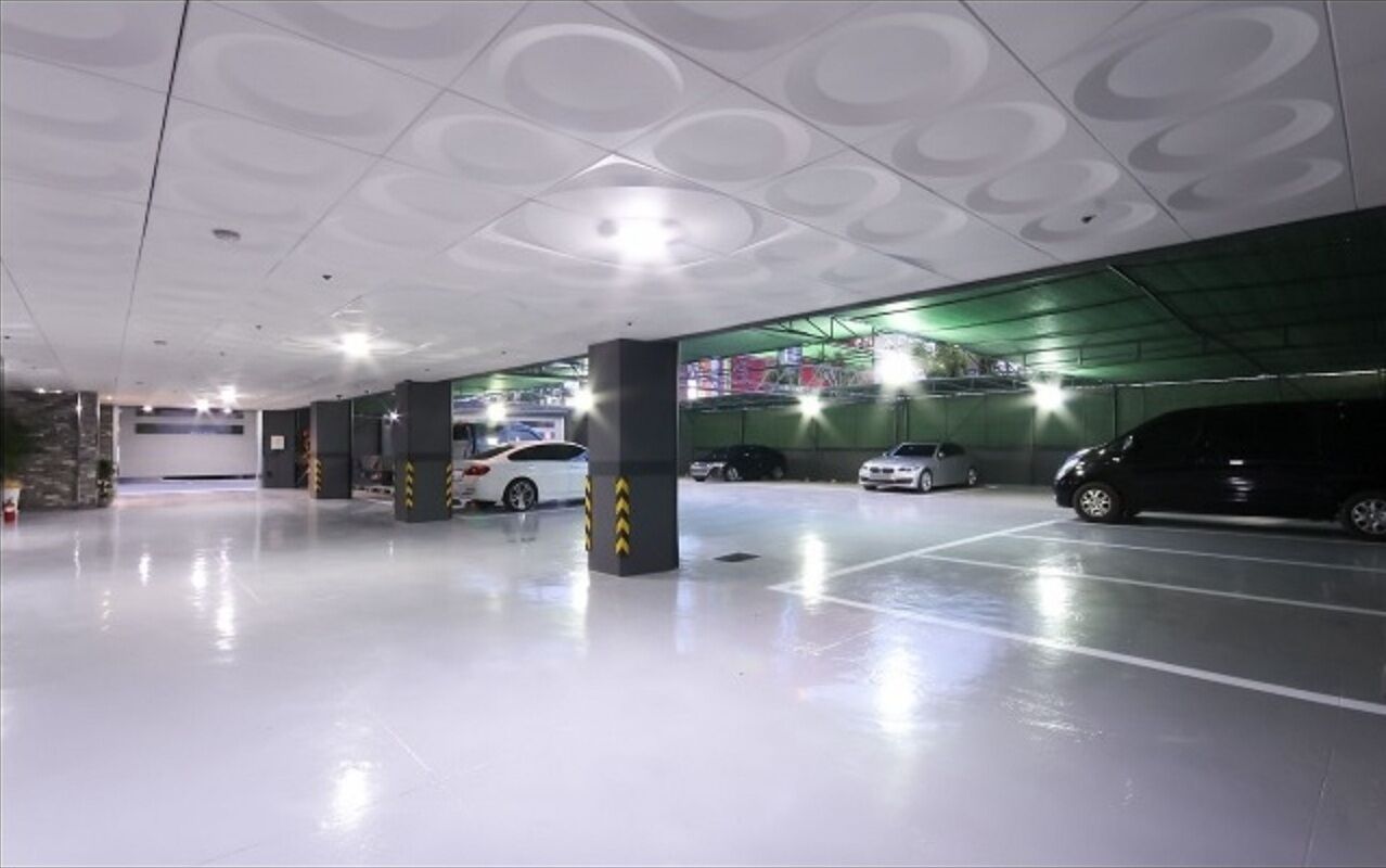 Un aparcamiento con varios niveles y coches estacionados.