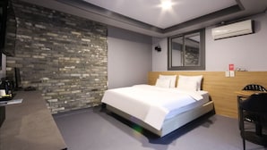 A modern hotel room with a bed, a desk, and a chair. - AmorHotelgimhae (Gimhae)