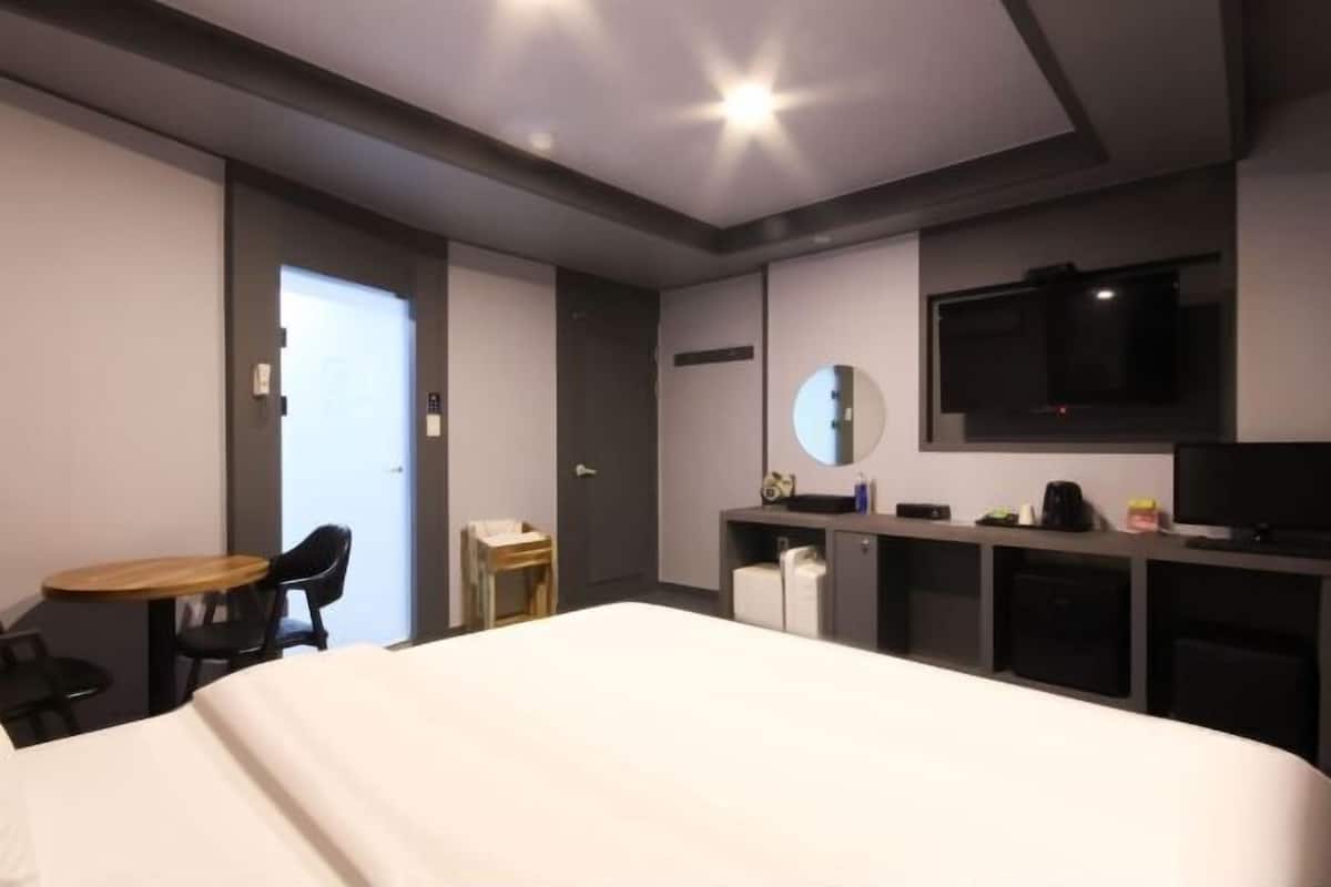 Desk, WiFi (free), individually furnished, bed sheets