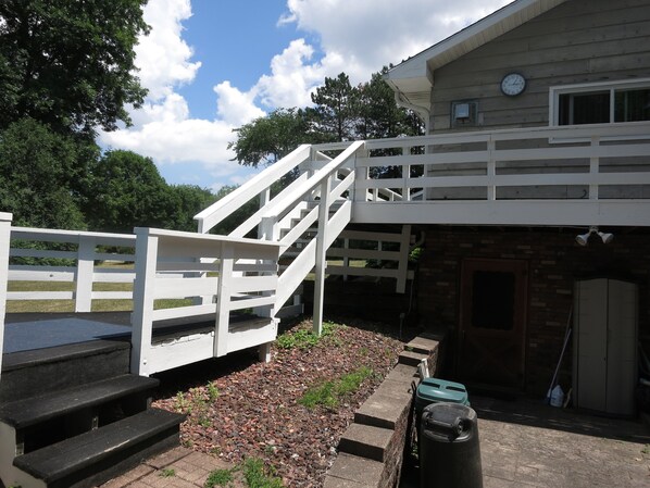 Property grounds - Comfortable, quiet 3 bedroom suburban home 15 minutes to downtown Milwaukee. (Brookfield)