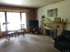 Living area - Comfortable, quiet 3 bedroom suburban home 15 minutes to downtown Milwaukee. (Brookfield)