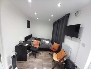 Tabla de planchar con plancha, wifi y ropa de cama 