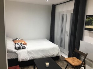 Tabla de planchar con plancha, wifi y ropa de cama 