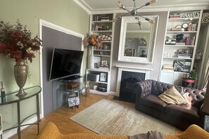 Televisión, chimenea y estéreo 