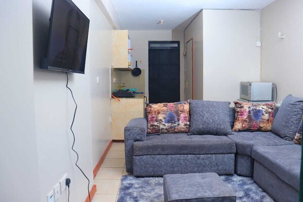 TV - Impeccable 1-Bed Apartment in Nairobi (Nairobi)