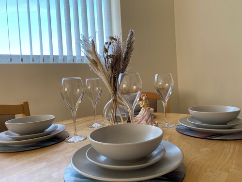 Apartment Sleeps 4, Free Parking, Pets Welcome