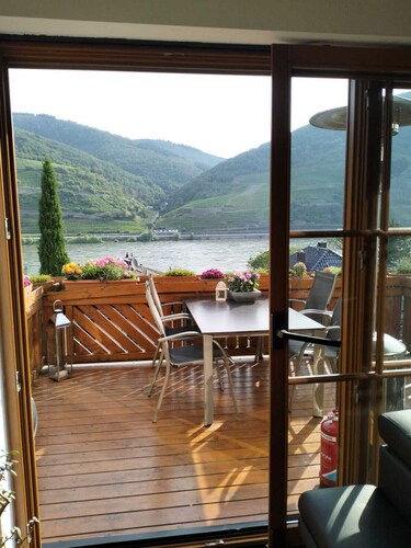Modernly furnished villa with a spectacular view of the Rhine