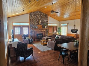 TV, peis, DVD-spiller og bøker