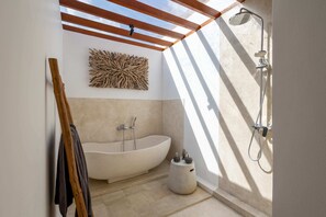 Villa básica | Baño | Secadora de cabello, toallas, jabón, shampoo 
