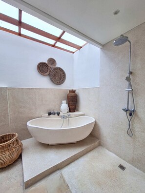 Basic Villa | Bathroom | Hair dryer, towels, soap, shampoo - Villa Rumiano I (Ubud)