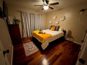 4 soverom, skrivebord, strykejern/-brett og reiseseng for barn