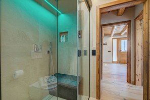 Dusj, hårføner, bidé og håndklær