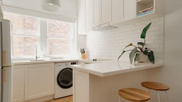 Kylskåp, mikrovågsugn, spishäll och kaffe- och tebryggare