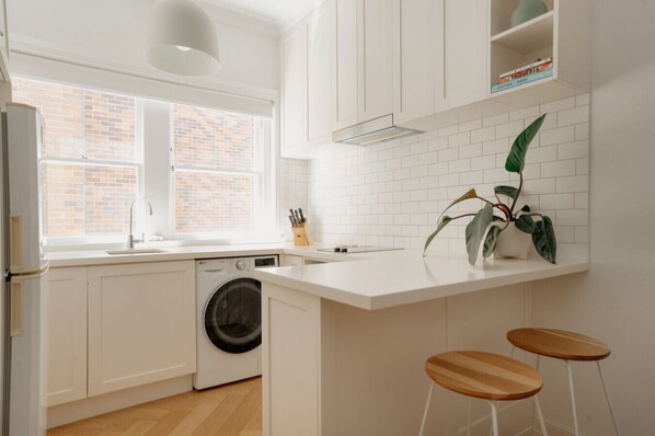 Kylskåp, mikrovågsugn, spishäll och kaffe- och tebryggare