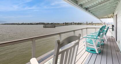 Bayview condo with bayside deck, Wi-Fi, and outdoor pool