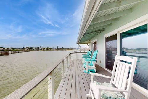Bayview condo with bayside deck, Wi-Fi, and outdoor pool