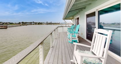 Bayview condo with bayside deck, Wi-Fi, and outdoor pool