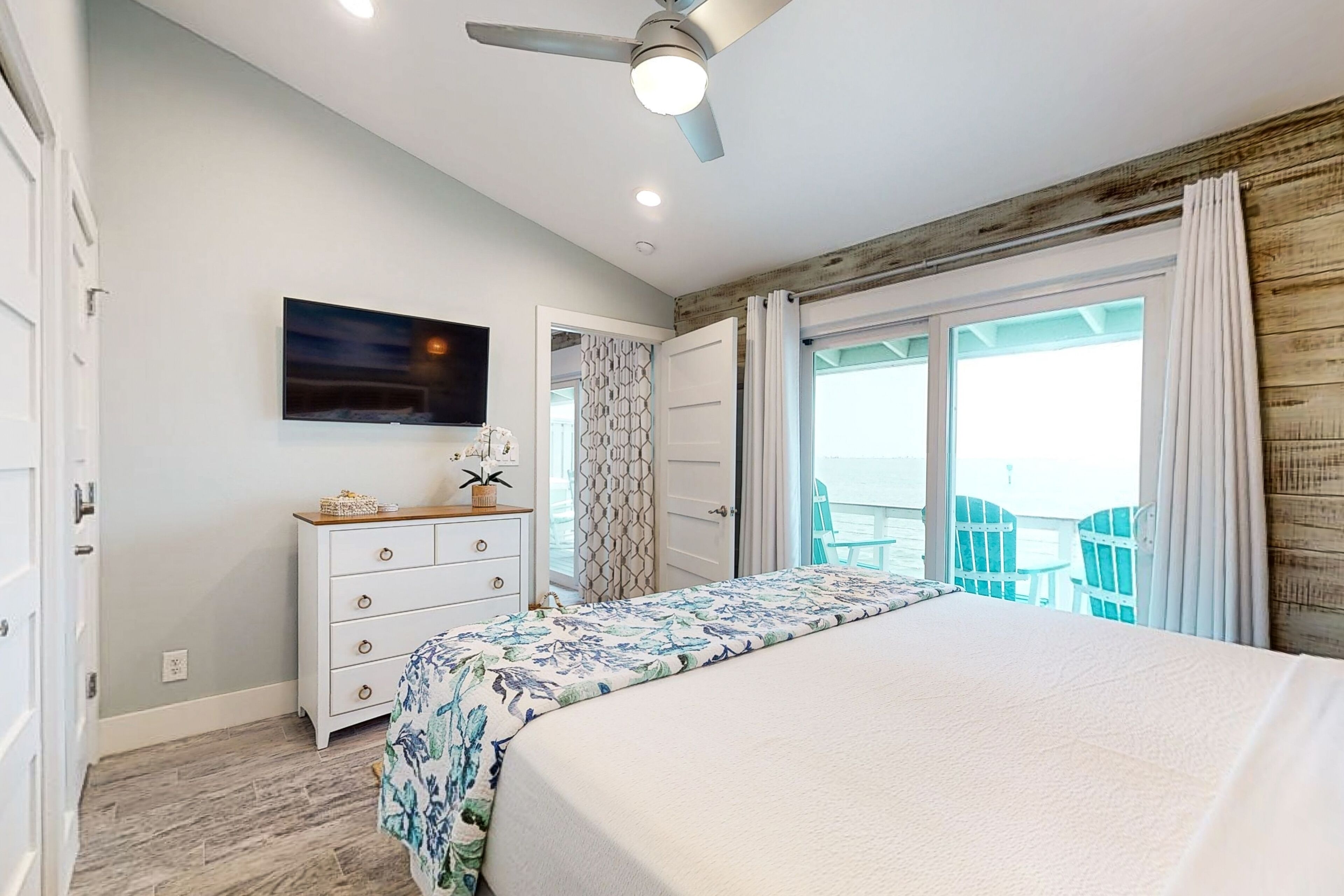 2 bedrooms, iron/ironing board, internet, bed sheets