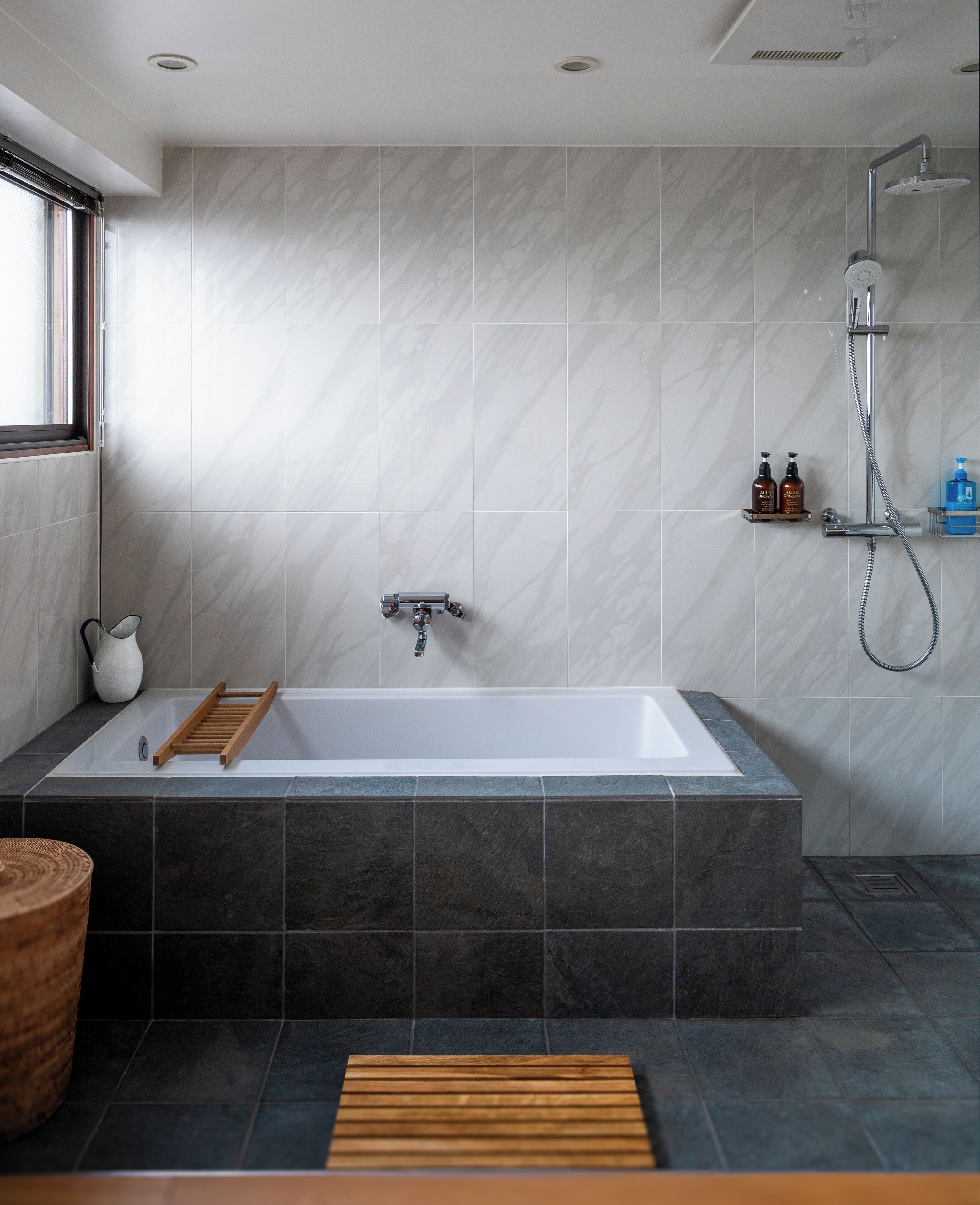 Chalet Mewah, balkon | Kamar mandi | Shower dan sandal
