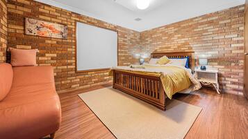 6 bedrooms, iron/ironing board, WiFi, bed sheets