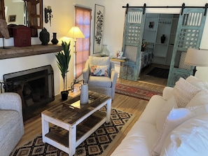 Smart TV, fireplace, DVD player, books - Eclectic, Pet friendly Santa Fe  home centrally located  5 minutes to the Plaza (Santa Fe)