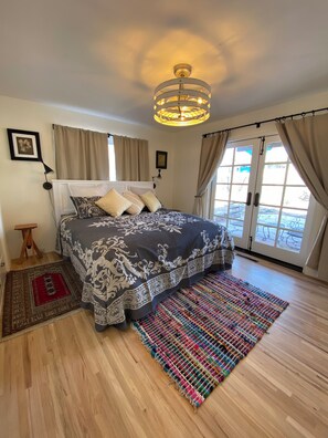 3 bedrooms, desk, iron/ironing board, travel crib