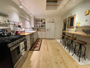 Fridge, microwave, oven, stovetop - Eclectic, Pet friendly Santa Fe  home centrally located  5 minutes to the Plaza (Santa Fe)